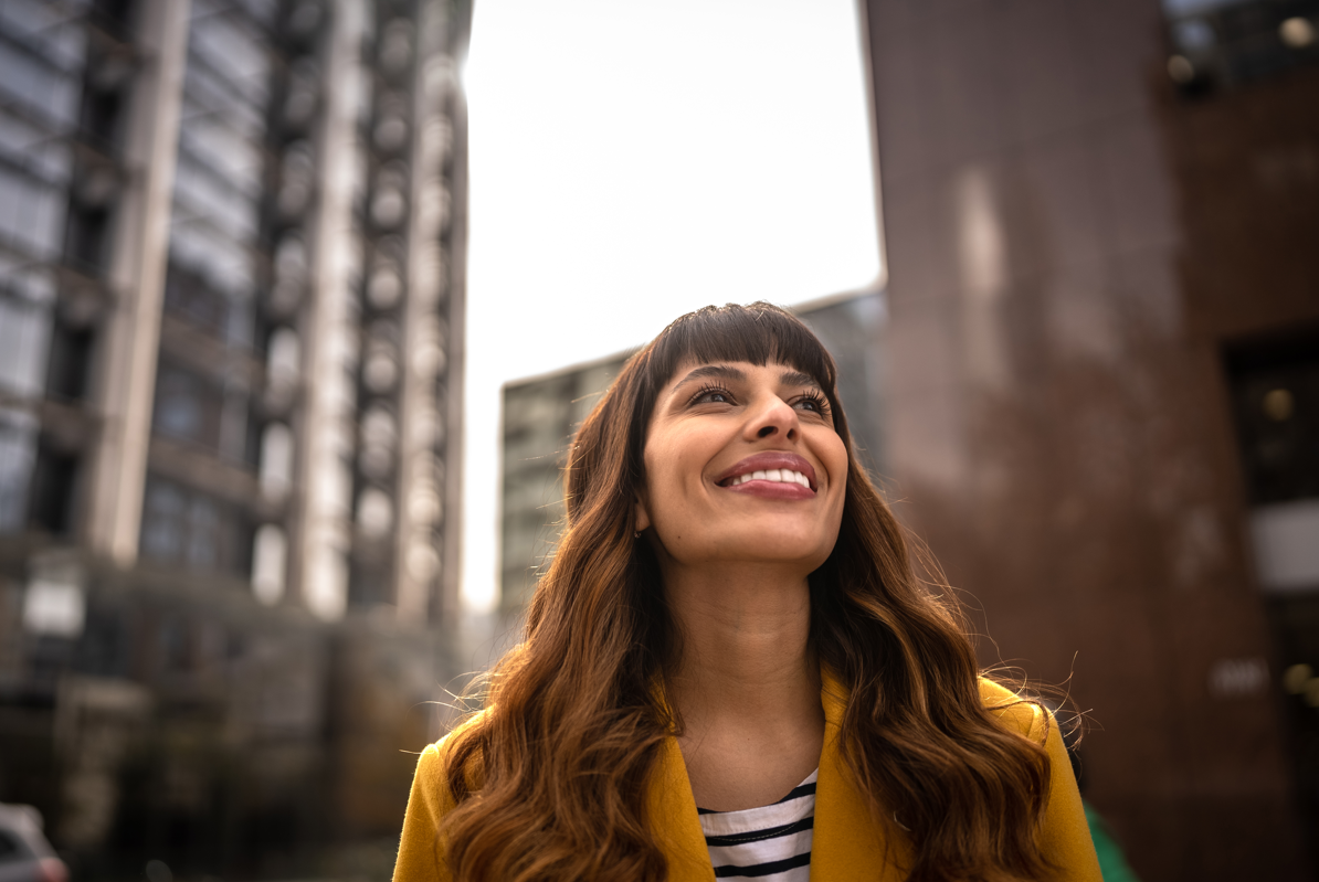 mujer sonriendo