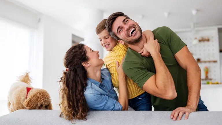 familia riendo en casa nueva