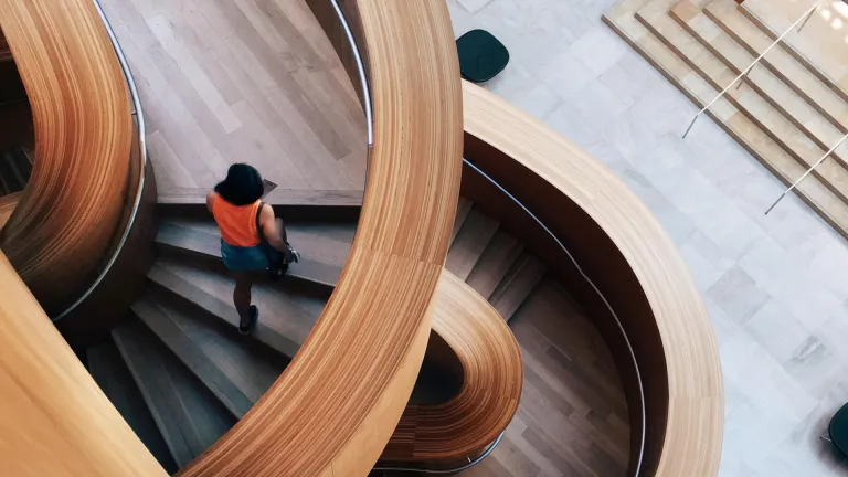 Persona bajando una escaleta en arquitectura moderna