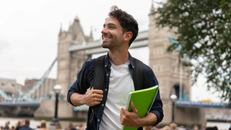 joven de viaje con cuadernos