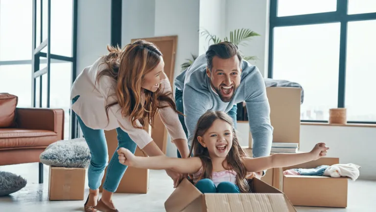 familia en una casa recién mudados