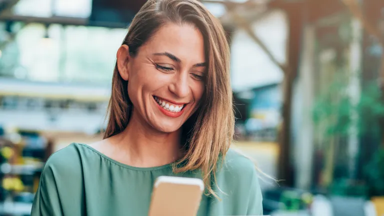 mujer con tarjeta de santander y celular