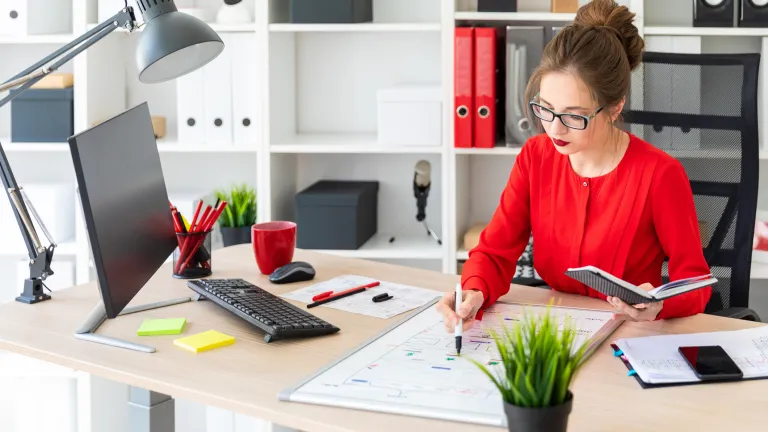 mujer en computadora con remera roja