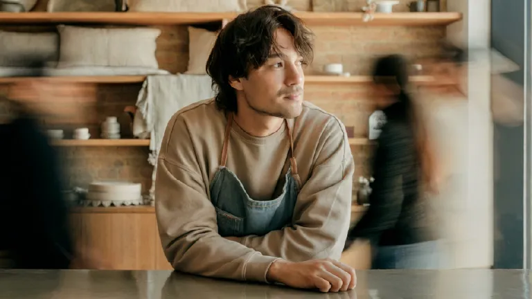 hombre joven pensando