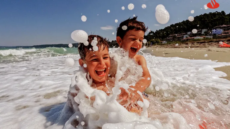 niños en el agua de la playa jugando