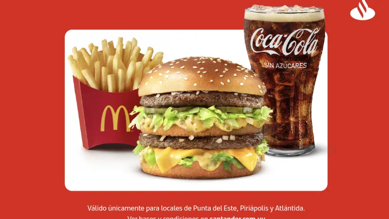 Hamburguesa de McDonalds, papas fritas y coca cola en vaso
