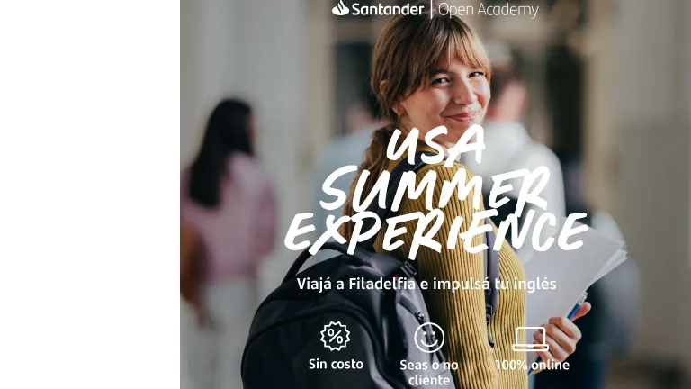 Mujer caminando con cuadernos