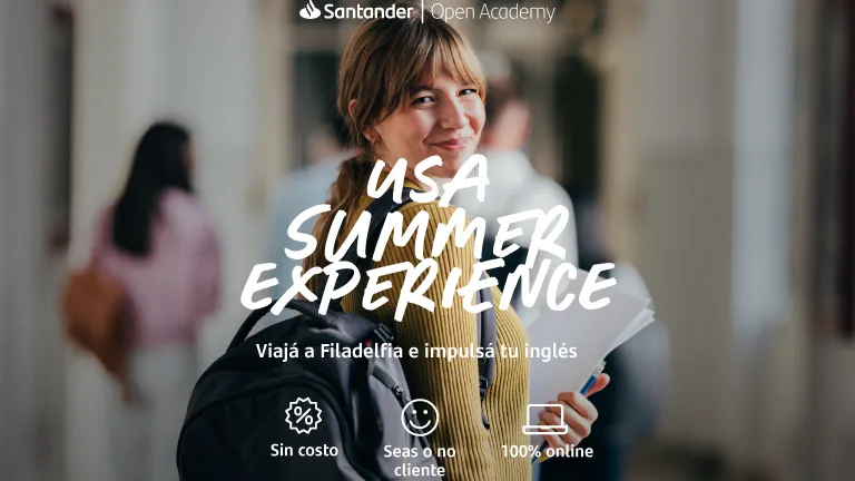 chica con mochila caminando mirando a la camara