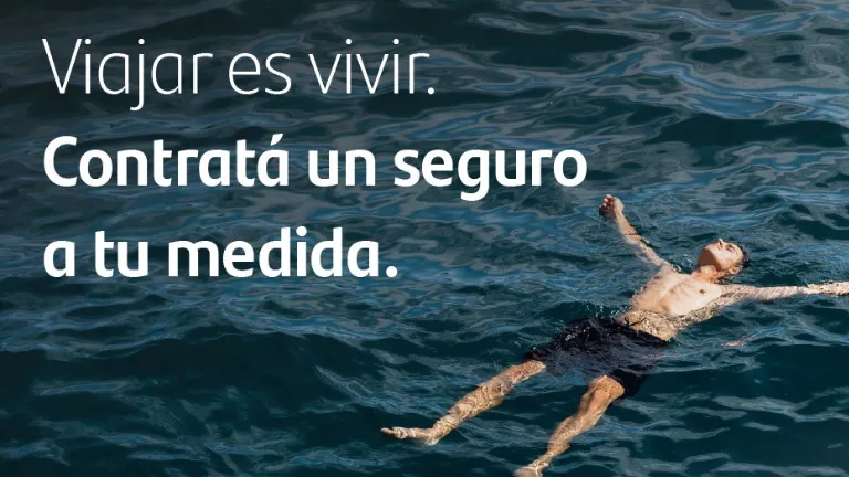 persona disfrutando en agua de mar