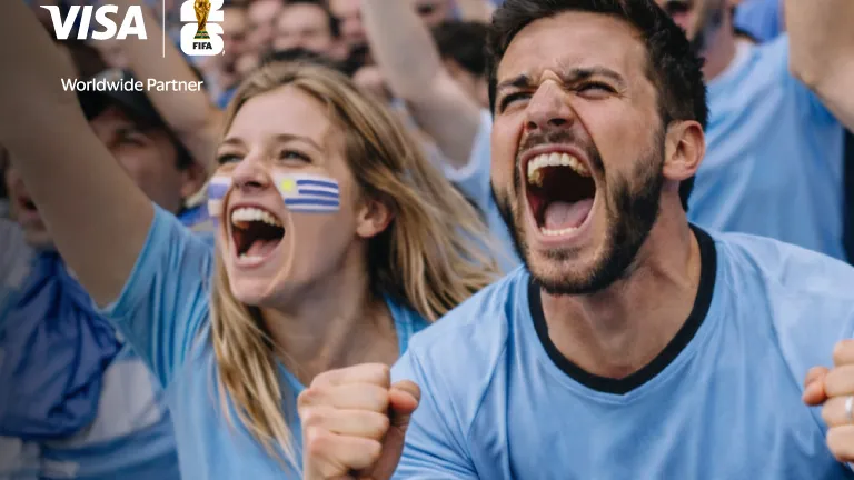 personas con camiseta de Uruguay gritando un gol
