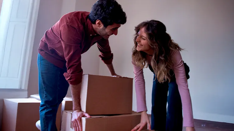 Familia empaquetando cajas