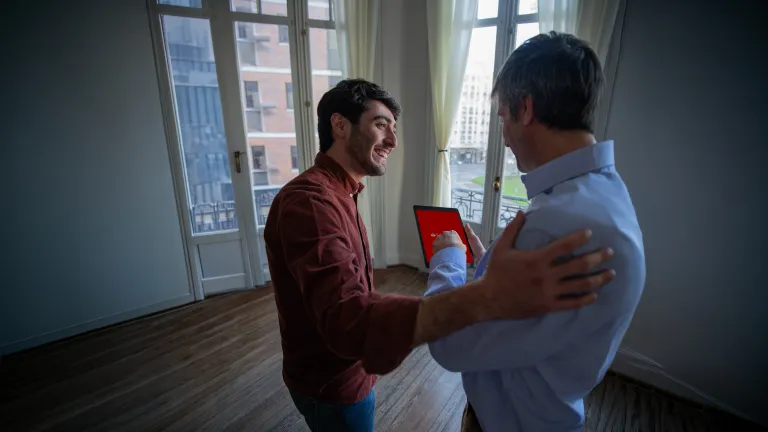 dos hombres negociando