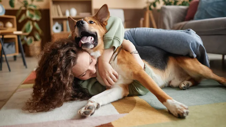 mujer y su mascota