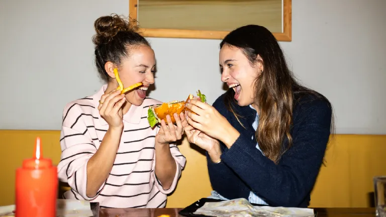 personas comiendo y riendose