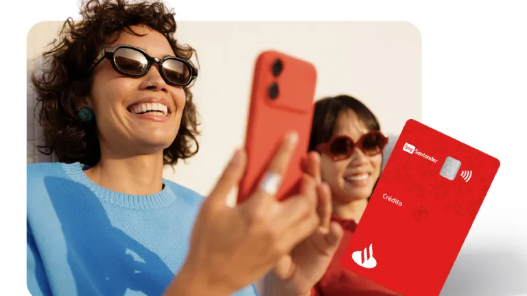persona usando su celular con una tarjeta roja