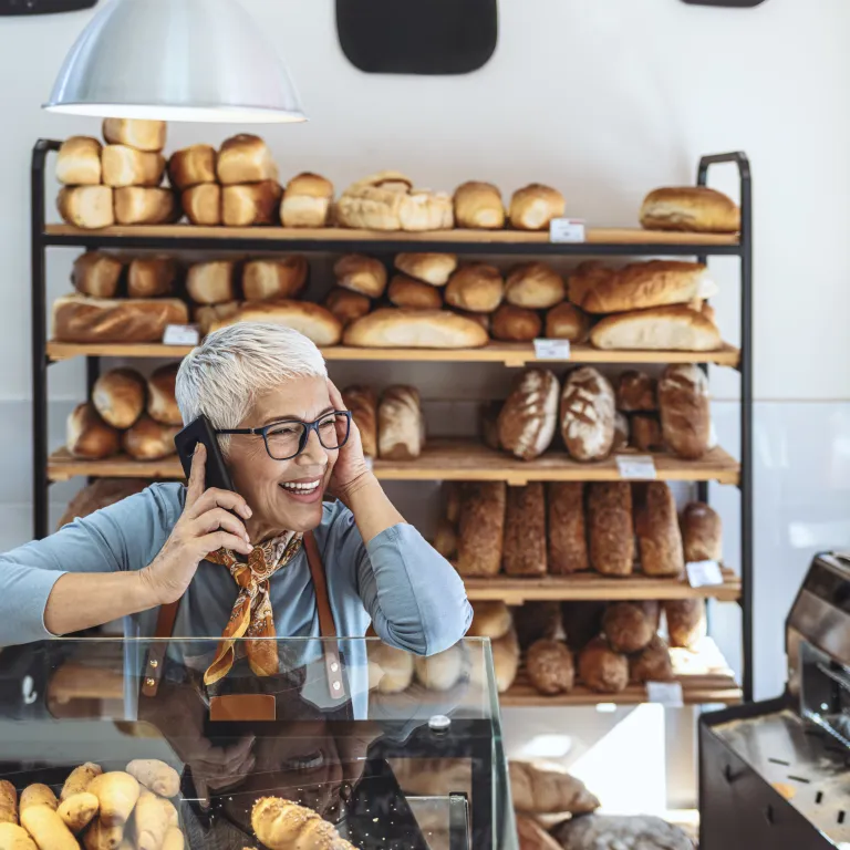 mujer en panadería llamando por celular