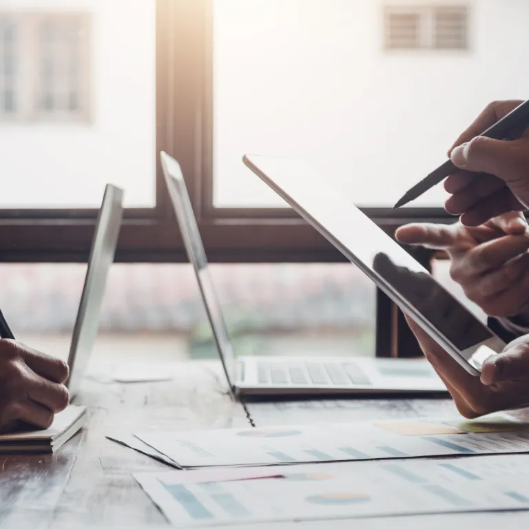 personas mirando tables y graficas