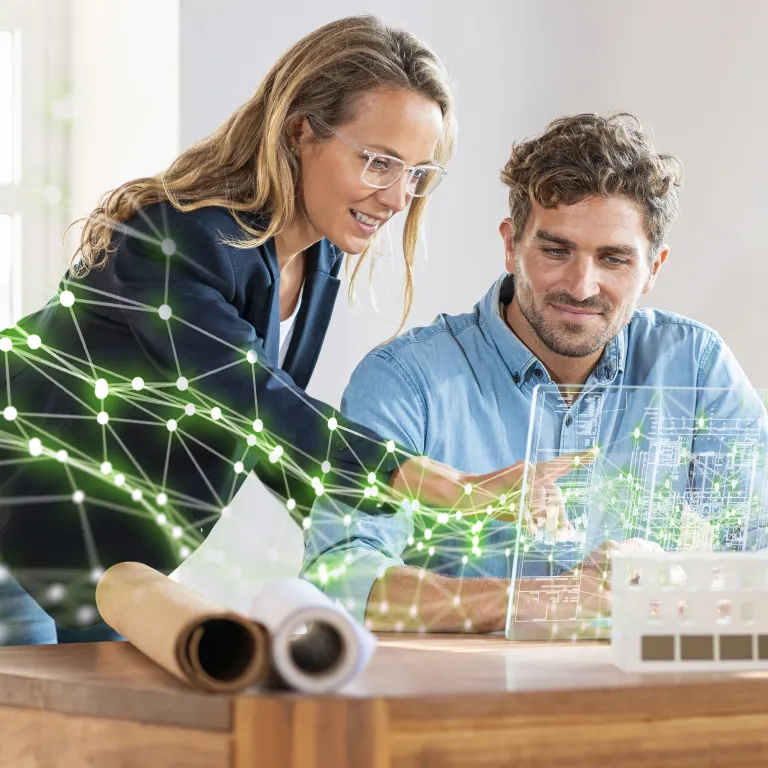 mujer y hombre viendo inversiones