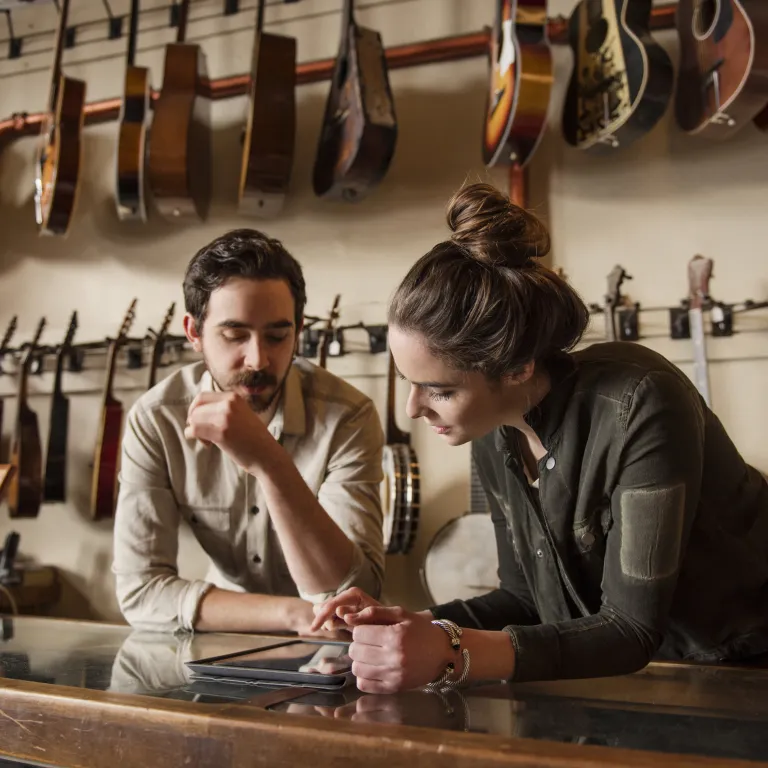 dos personas trabajando en una tienda de musica