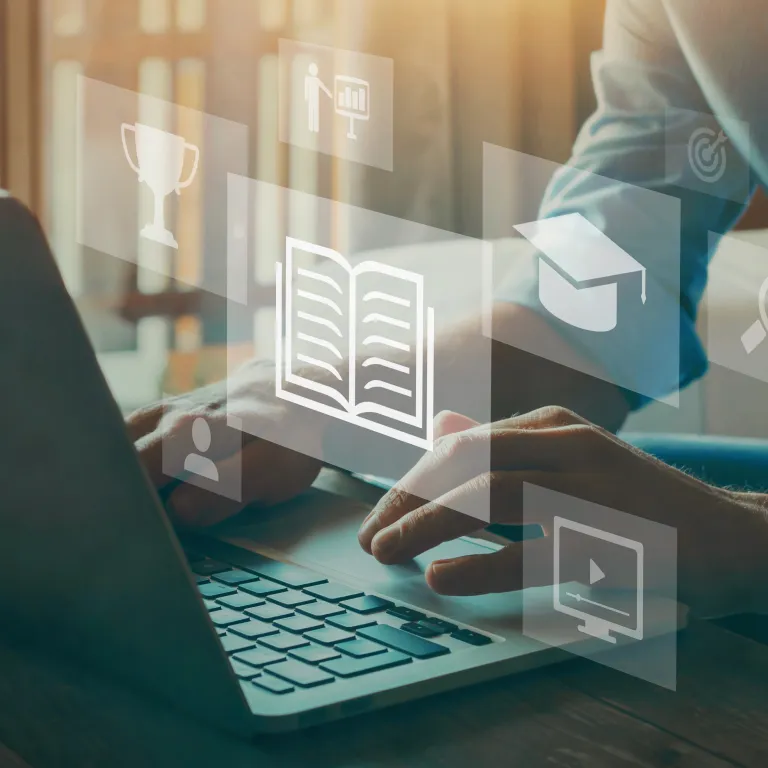 estudiante usando computadora con muchas opciones de navegación