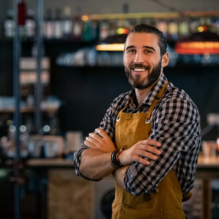 hombre en su tienda