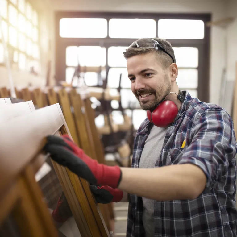 hombre trabajando con maderas