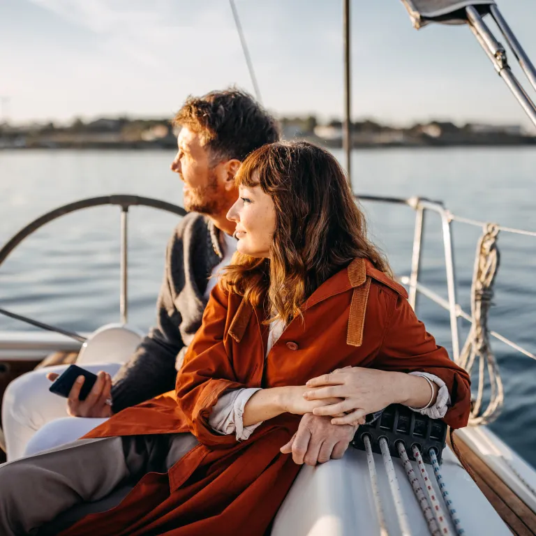 mujer y hombre en barco