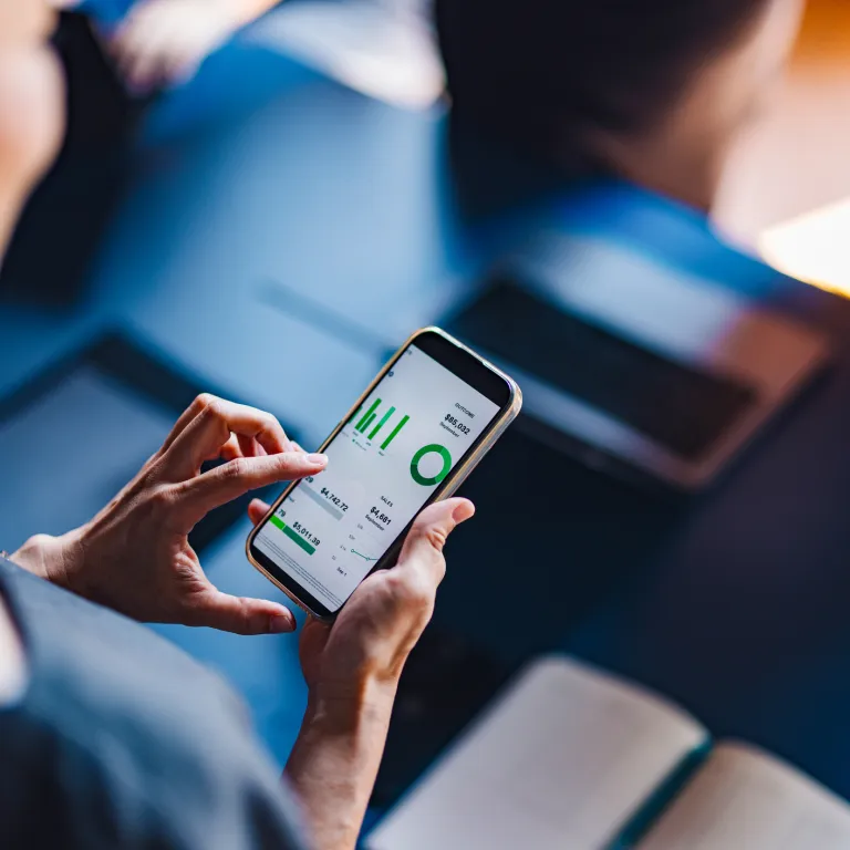 mujer usando celular