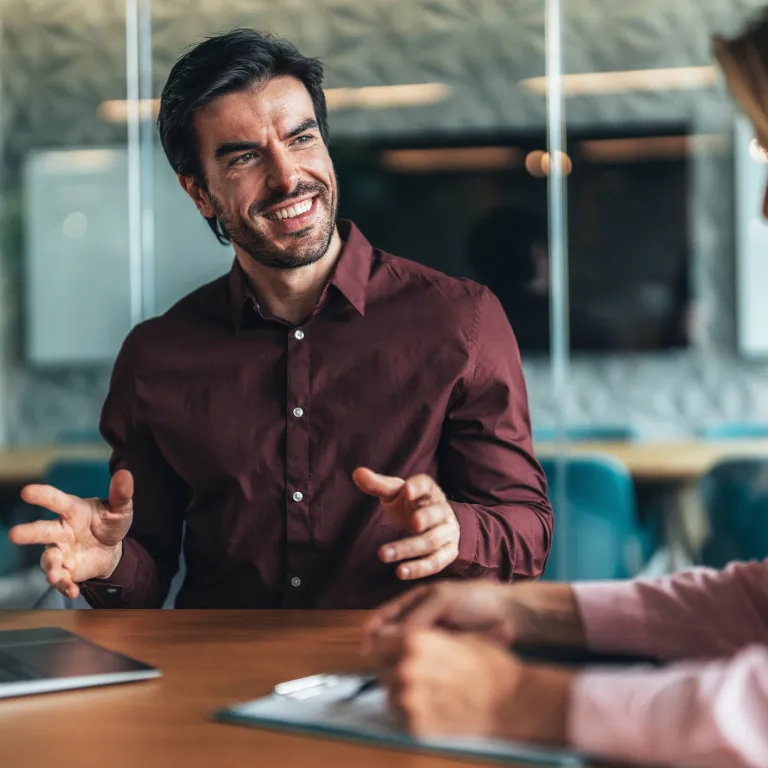 mujer y hombre en charla