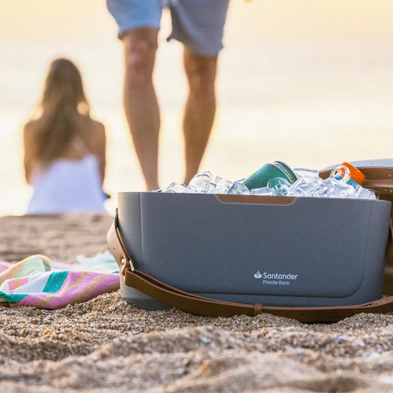 cooler con hielo y bebidas en la playa