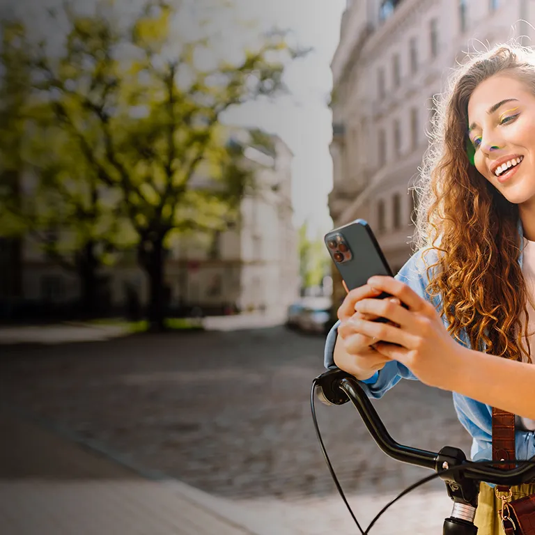 foto de mujer mirando celular