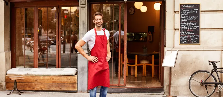 hombre con su tienda de fondo