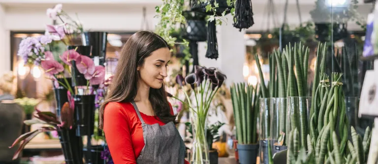 mujer en un vivero