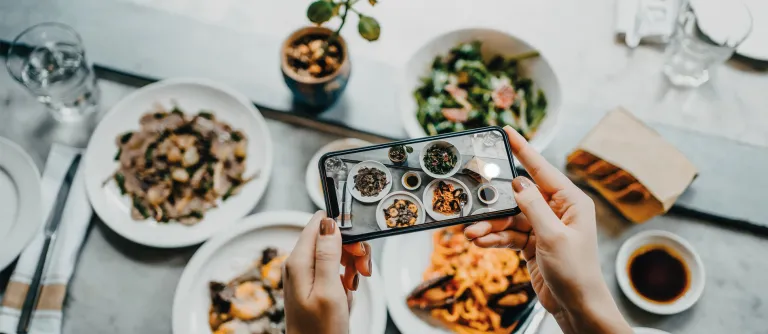 imagen de un celular sacandole foto a un almuerzo