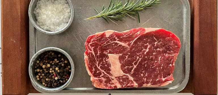 Bandeja con bife de carne y acompañamientos