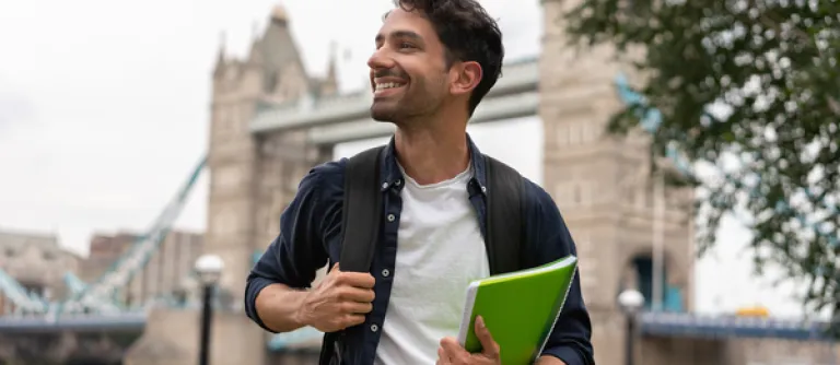 joven de viaje con cuadernos