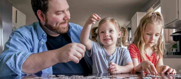 Padre jugando con 2 niños