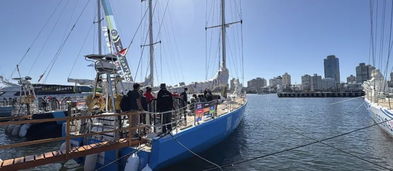 Barco en puerto punta del este