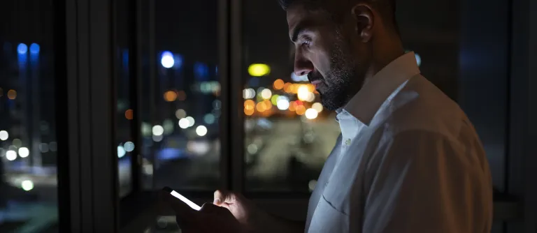 hombre mirando celular