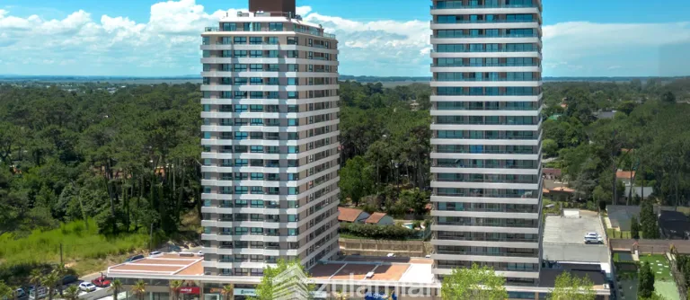 dos edificios con verde alrededor