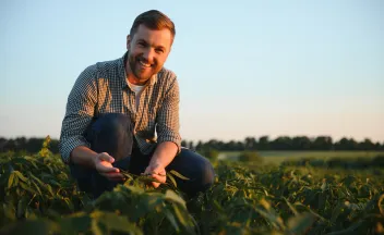 hombre en el campo