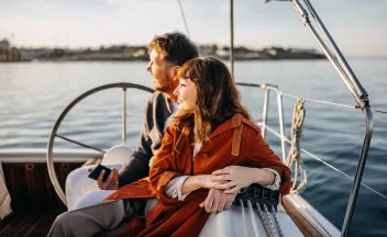pareja en barco disfrutando
