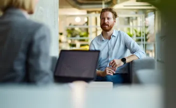 hombre en reunion con computadora