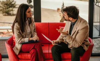 charla entre mujer y hombre