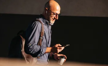 hombre caminando mirando celular