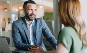 mujer y hombre en charla