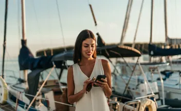mujer en puerto usando celular
