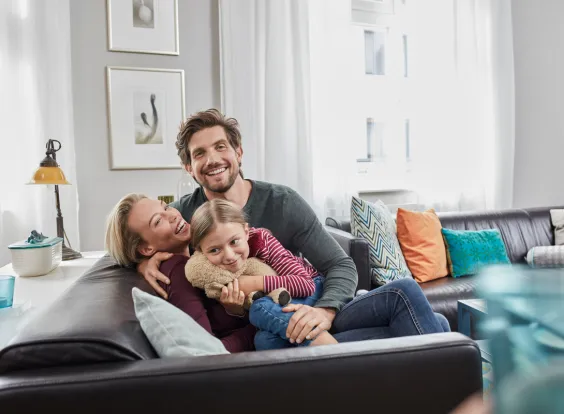 familia en sillón