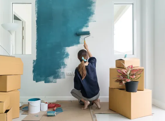 mujer pintando pared