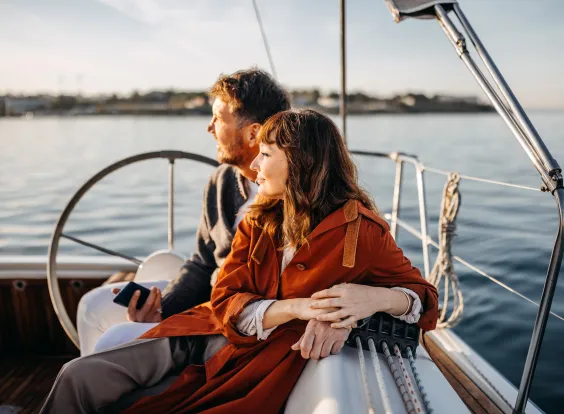 mujer y hombre en barco